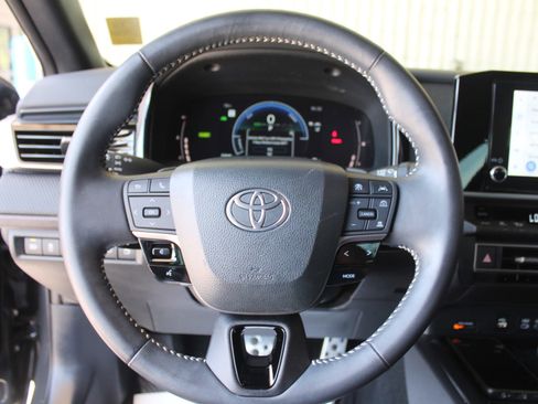 Used 2025 Toyota Camry SE FWD image 14