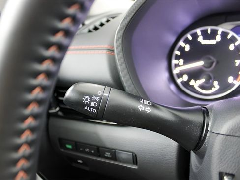 Used 2025 Nissan Sentra SR w/ SR Premium Package image 28