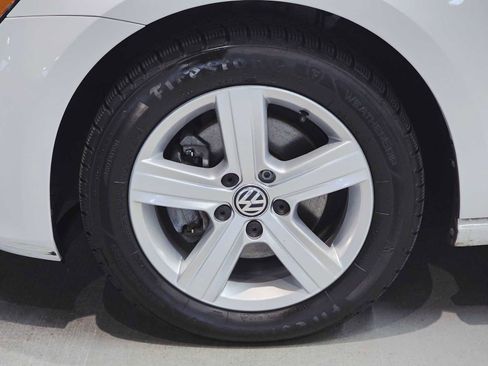 Used 2017 Volkswagen Golf Wolfsburg Edition image 8