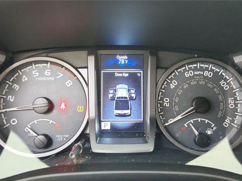 Used 2018 Toyota Tacoma TRD Off-Road AWD/4WD image 32