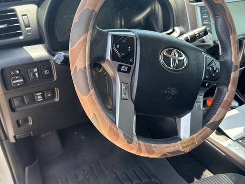 Used 2022 Toyota 4Runner SR5 AWD/4WD image 10