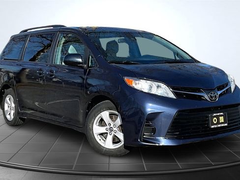 Used 2019 Toyota Sienna LE image 3