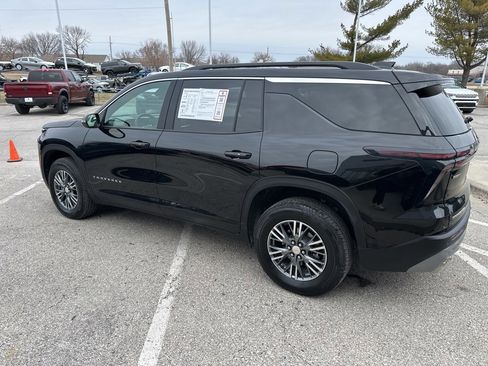 Used 2025 Chevrolet Traverse LT image 18