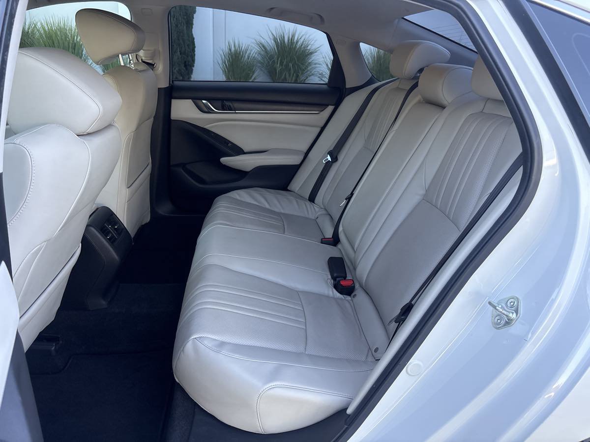 Used 2018 Honda Accord Touring image 11
