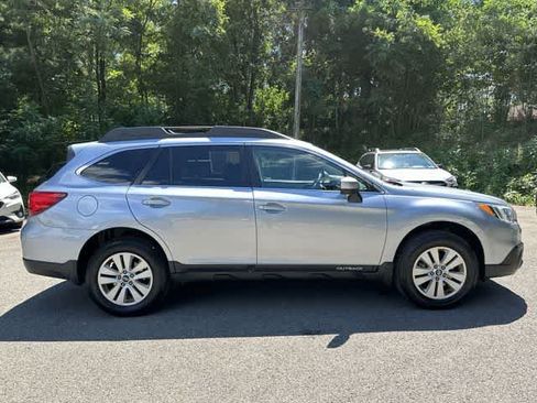 Used 2017 Subaru Outback 2.5i Premium AWD/4WD image 3