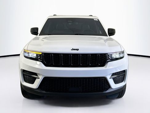 Used 2023 Jeep Grand Cherokee Altitude image 2