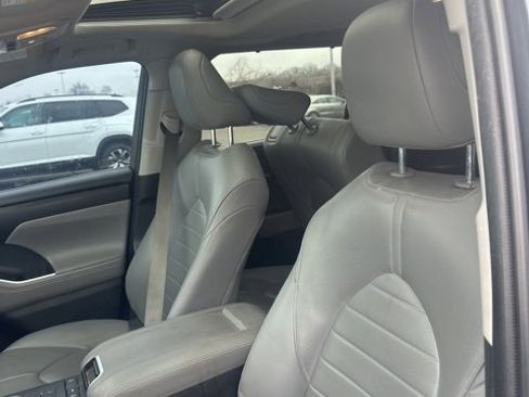 Used 2020 Toyota Highlander XLE image 23