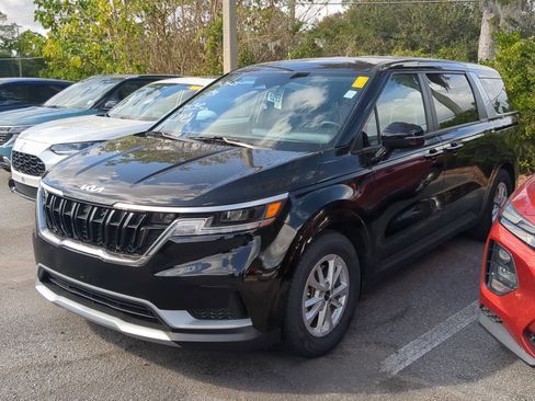 Used 2024 Kia Carnival LX image 3