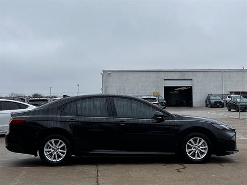 Used 2025 Toyota Camry LE image 3
