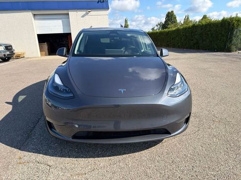 Used 2023 Tesla Model Y Long Range AWD/4WD image 2