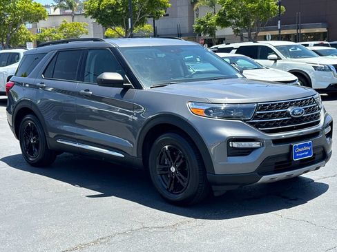 Used 2023 Ford Explorer XLT w/ Equipment Group 202A RWD image 4