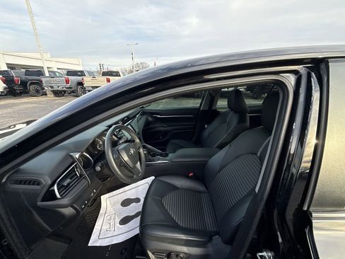 Used 2020 Toyota Camry SE image 12