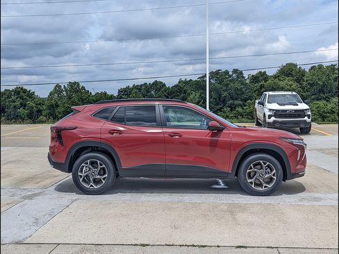 New 2026 Chevrolet Trax LT w/ LT Convenience Package FWD image 6