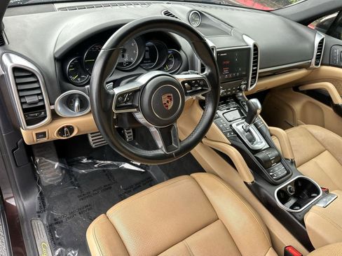 Used 2017 Porsche Cayenne S image 2