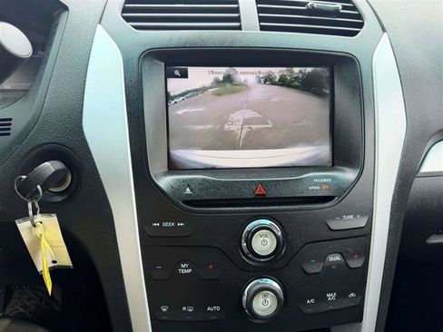 Used 2015 Ford Explorer XLT w/ Equipment Group 202B AWD/4WD image 33
