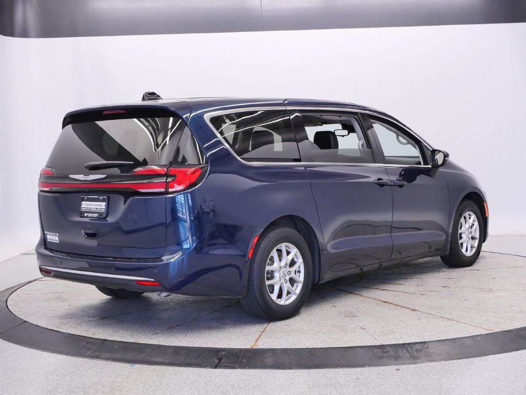 Certified 2023 Chrysler Pacifica Touring-L FWD image 6