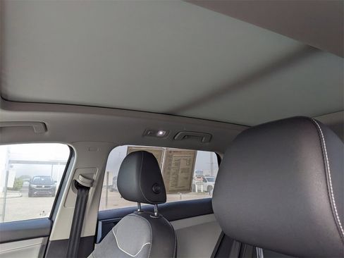 Certified 2024 Volkswagen Taos SE w/ Panoramic Sunroof Package image 24