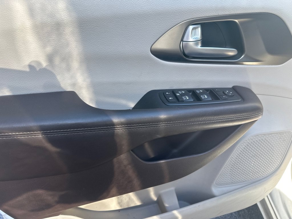 Used 2017 Chrysler Pacifica Touring-L Plus w/ Advanced Safetytec Group FWD image 18
