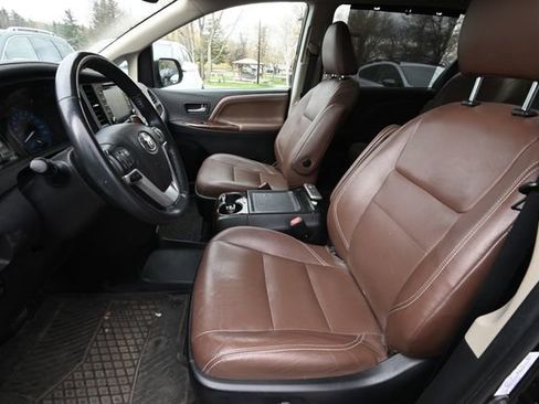 Used 2020 Toyota Sienna Limited image 10