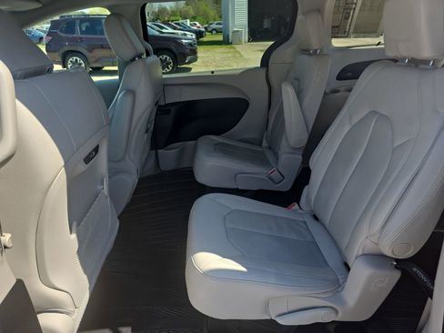 Used 2021 Chrysler Pacifica Touring-L w/ Premium & Safety Sphere Group FWD image 33