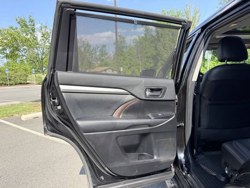Used 2019 Toyota Highlander XLE AWD/4WD image 32