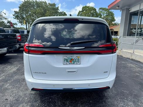 Used 2023 Chrysler Pacifica Touring-L AWD/4WD image 6