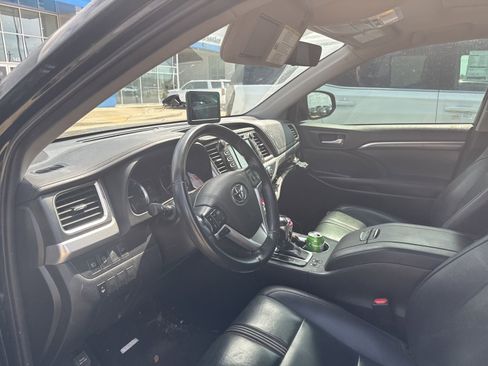 Used 2019 Toyota Highlander SE w/ Nightshade Edition image 4