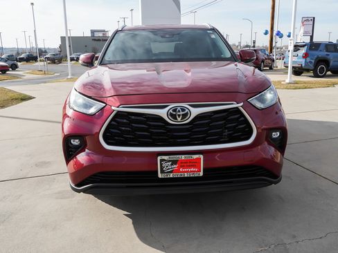 Certified 2022 Toyota Highlander XLE image 3