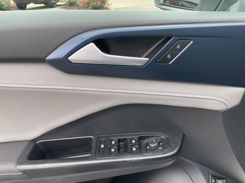 Used 2024 Volkswagen Taos SE image 11