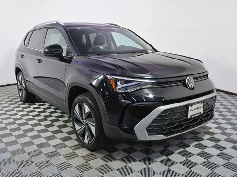 Used 2025 Volkswagen Taos SE AWD/4WD image 9