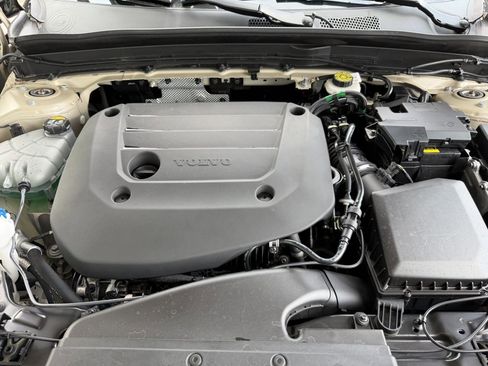 Used 2025 Volvo XC40 B5 Core w/ Climate Package image 42