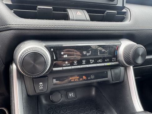Used 2019 Toyota RAV4 LE FWD image 35
