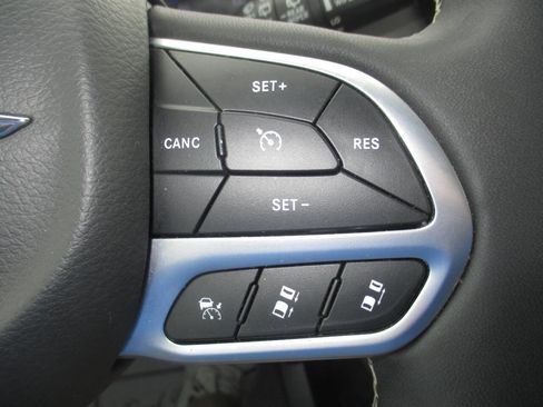 Used 2023 Chrysler Pacifica Touring-L FWD image 32