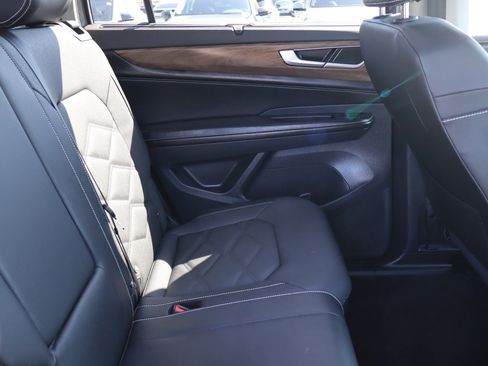 Used 2025 Volkswagen Atlas SE w/ Panoramic Sunroof Package AWD/4WD image 14