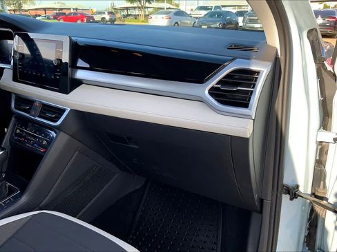 Used 2025 Volkswagen Taos SE image 19