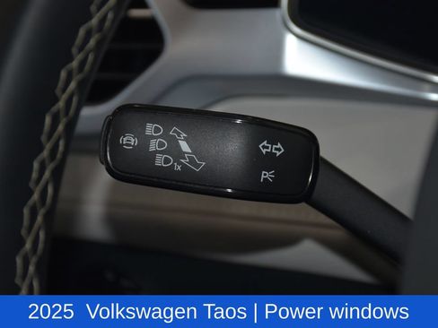 Used 2025 Volkswagen Taos SE FWD image 10