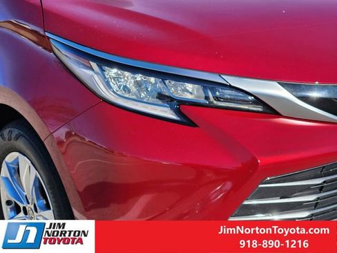 Used 2025 Toyota Sienna Limited image 9