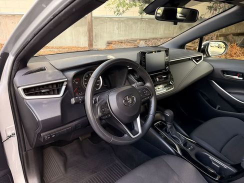 Used 2022 Toyota Corolla SE FWD image 2