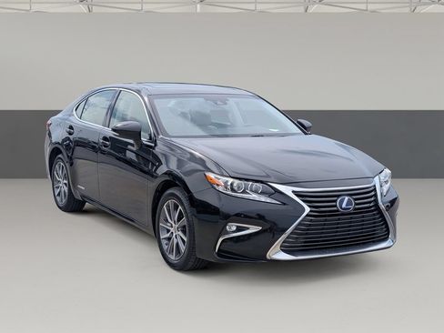 Used 2016 Lexus ES 300h w/ Luxury Package w/Wood Trim FWD image 2