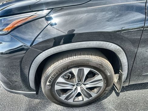 Used 2023 Toyota Highlander XLE AWD/4WD image 16
