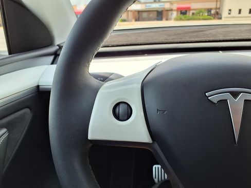 Used 2024 Tesla Model Y Long Range AWD/4WD image 33