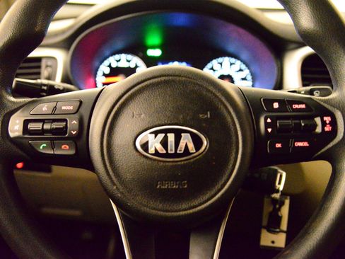 Used 2017 Kia Sorento LX image 12