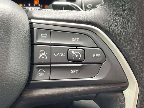 Used 2022 Jeep Grand Cherokee L Limited AWD/4WD image 23
