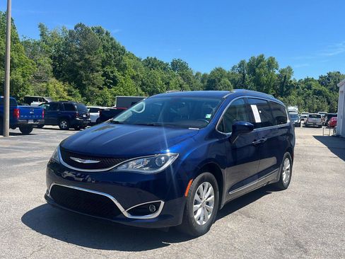 Used 2018 Chrysler Pacifica Touring-L FWD image 1
