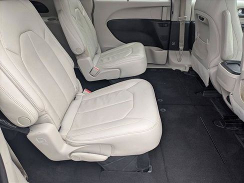 Used 2018 Chrysler Pacifica Touring-L w/ Advanced Safetytec Group FWD image 20