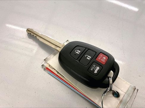 Used 2015 Toyota Corolla LE image 9