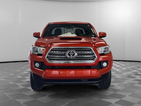 Used 2017 Toyota Tacoma TRD Sport image 3
