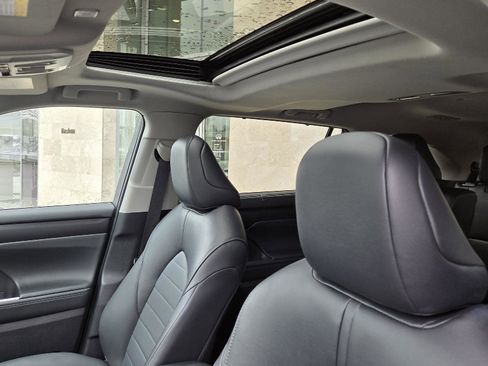 Used 2025 Toyota Highlander XLE image 6