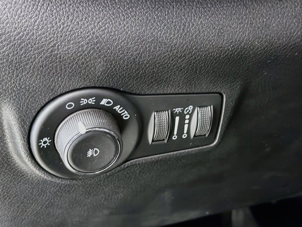 Used 2026 Jeep Compass Latitude AWD/4WD image 13