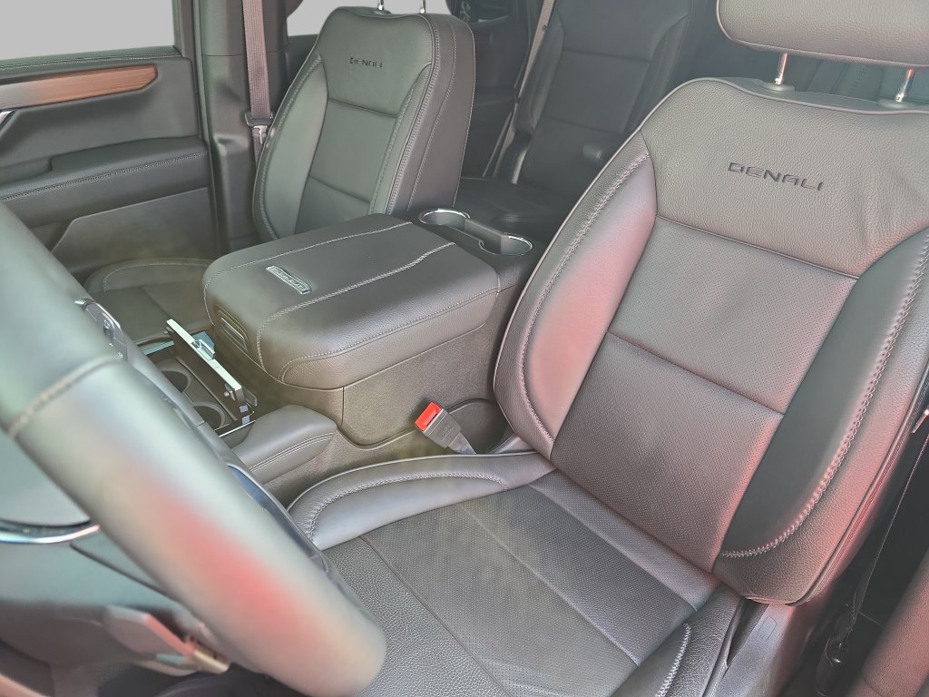 Used 2025 GMC Yukon Denali w/ Sun & Power Step Package AWD/4WD image 17